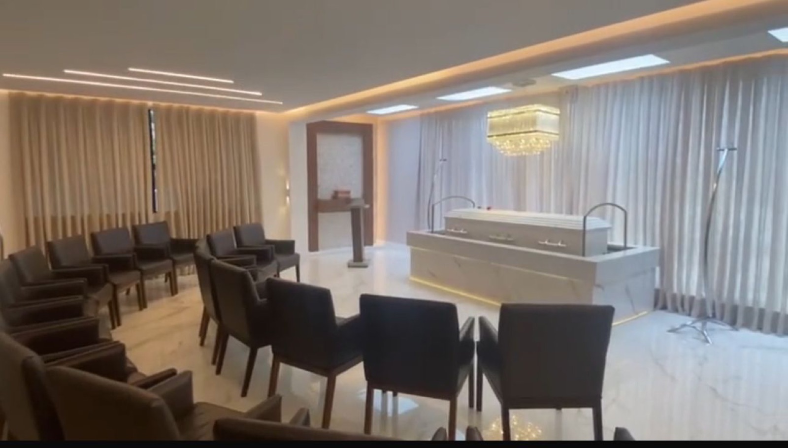 Sala de velório moderna e iluminada da Cremação Paz